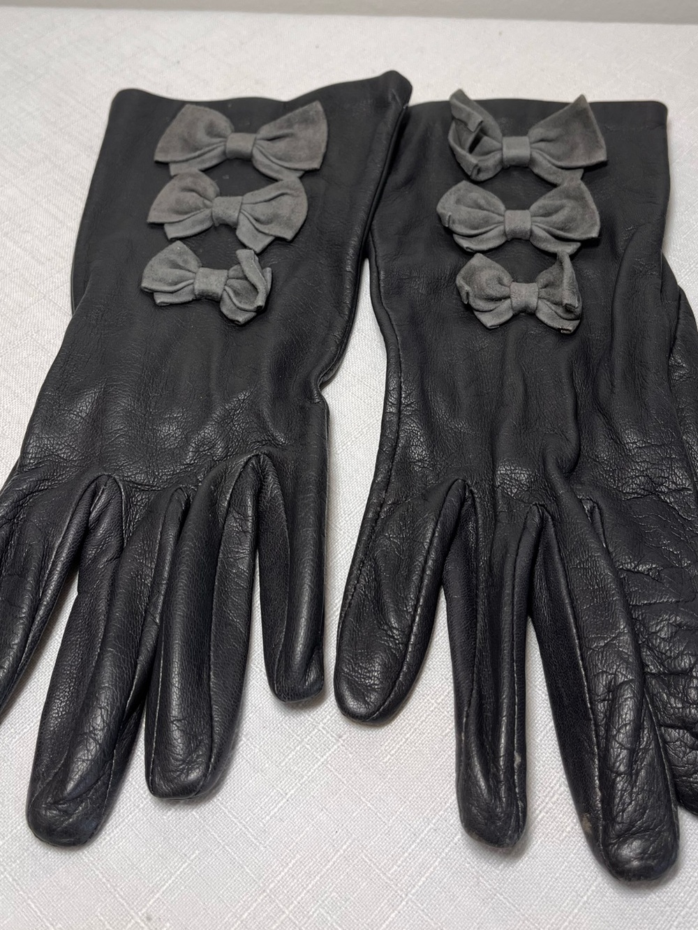 Dark grey Leather Gloves with Gray Bow Accent
Large 7
Lightly lined
